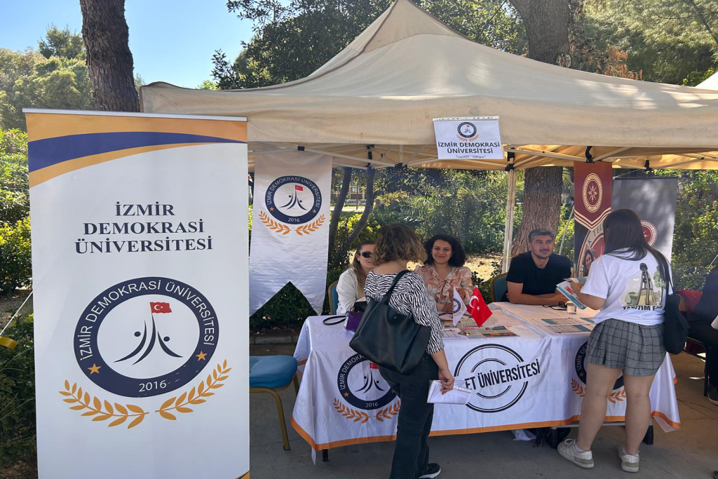 İzmir Demokrasi Üniversitesi İzmir Fen Lisesi Tanıtım ve Mesleki Kariyer Gününe Katıldı