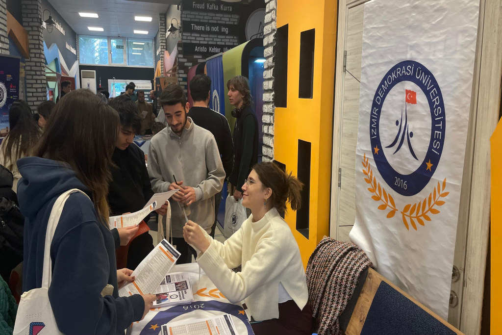 İzmir Demokrasi Üniversitesi, Bayar Eğitim Kurumlarında düzenlenen üniversite tanıtım fuarına katıldı