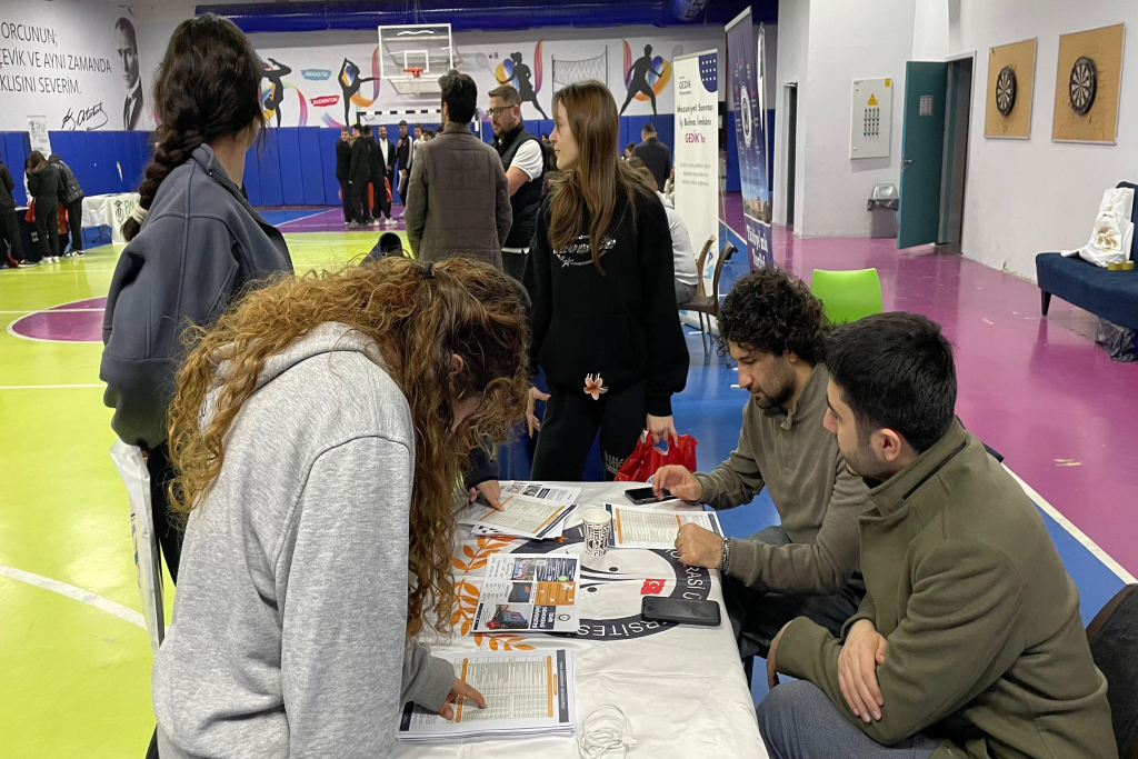 İzmir Demokrasi Üniversitesi, Zübeyde Hanım Eğitim Kurumlarında düzenlenen üniversite tanıtım fuarına katıldı