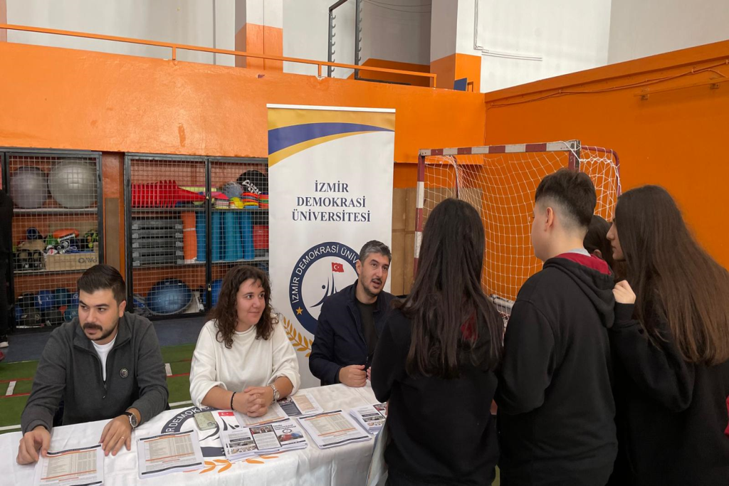 İzmir Demokrasi Üniversitesi, Tuğba Özbek Anadolu Lisesinde düzenlenen üniversite tantım fuarına katıldı