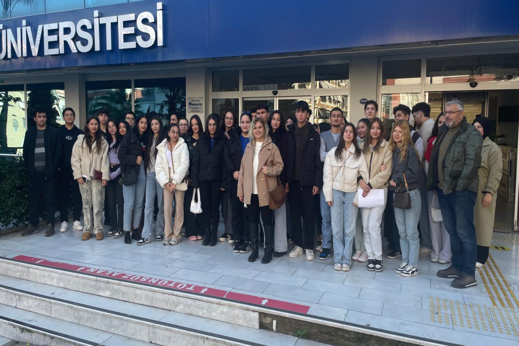 Yeşilyurt Borsa İstanbul Çok Programlı Anadolu Lisesi İzmir Demokrasi Üniversitesini ziyaret etti