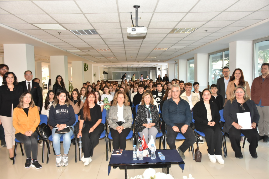 Balıkesir Bandırma Şehit Mehmet Günenç Anadolu Lisesi İzmir Demokrasi Üniversitesini ziyaret etti